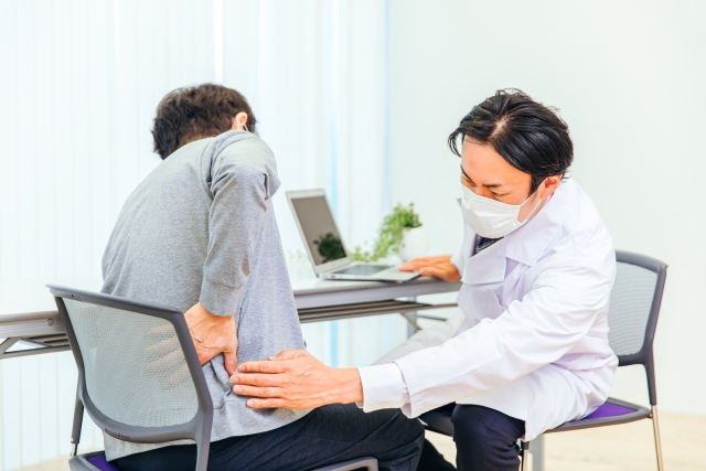 坐骨神経痛のチェックをする人