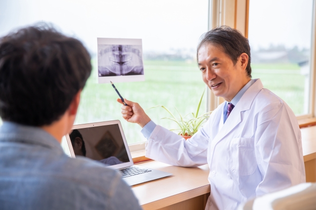 めまいの事を説明している医師